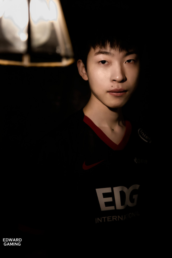 edg发布2021定妆照花絮,新队服引热议,网友:这也太帅了_腾讯新闻