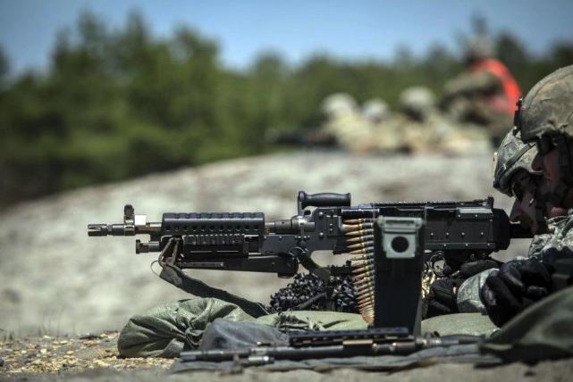 全军配发新型重机枪!再次减重9.5公斤,钛合金打造全球最轻重机