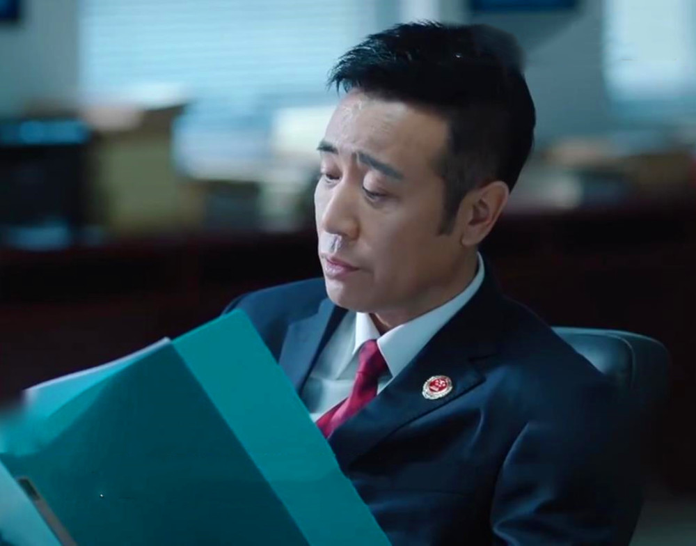 冯森发现的到目前为止只是细枝末节,事实上这几个案子和一人有着莫大