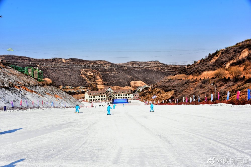 其怡人的自然风光与特有的民俗文化完美融合,使得海寨沟滑雪场成为古