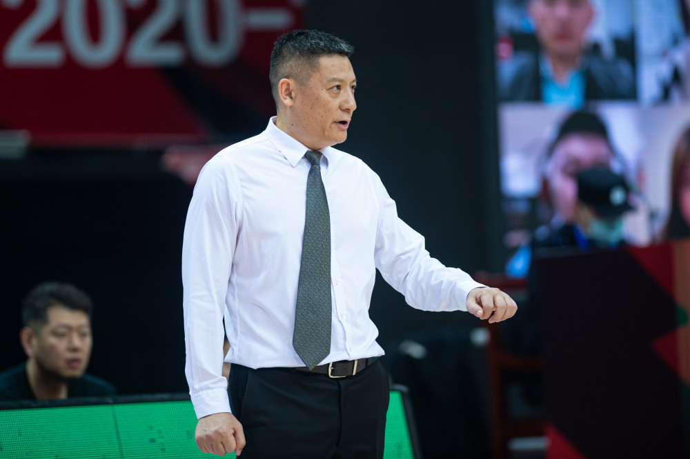 新华社发(江汉 摄)12月28日,天津先行者队球员爱德华兹(右)在比赛中