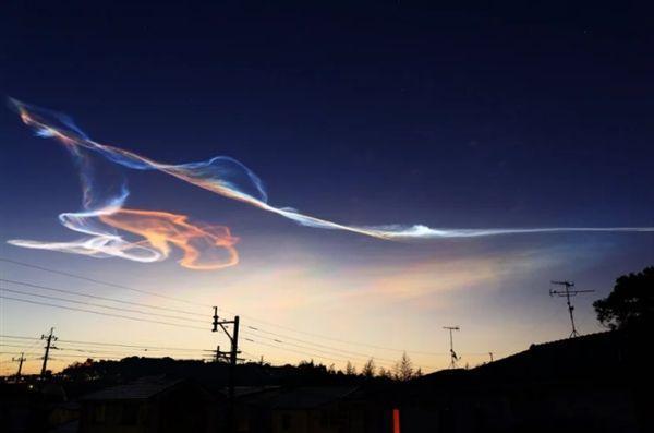 或者是太阳落下不久的傍晚时分,地平线之下的阳光能够照耀到航迹云上