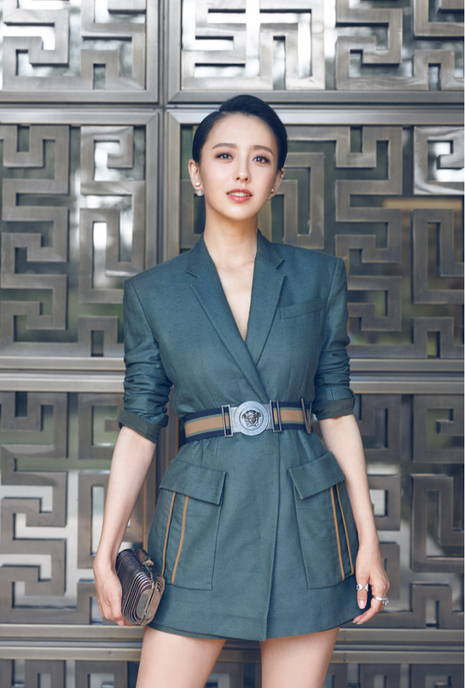 佟丽娅瘦得过分,穿修身西装秀大长腿,曲线抢眼难怪大家都爱她