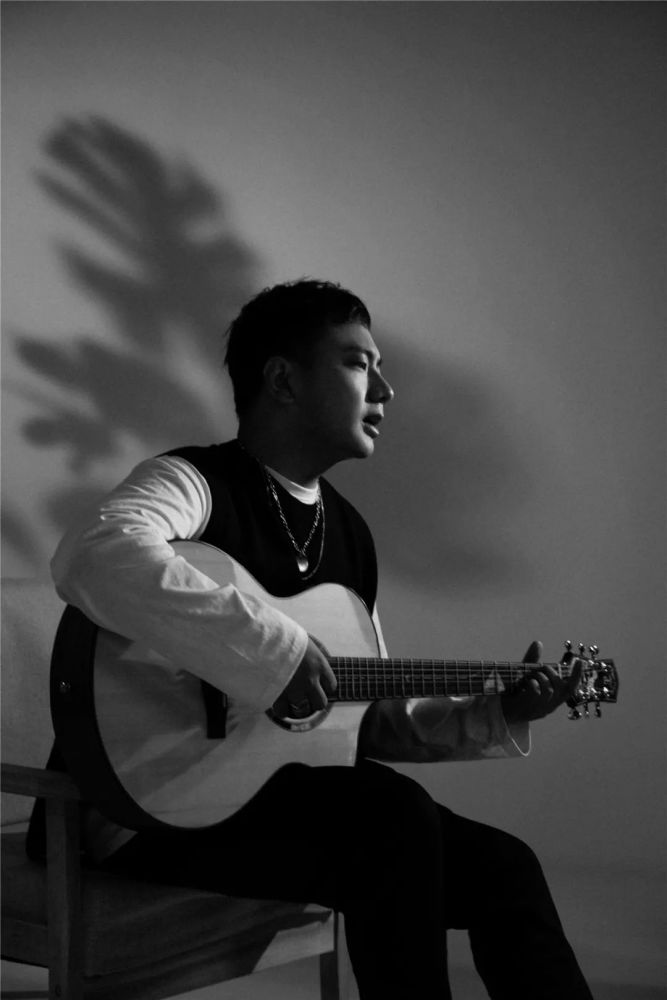 海来阿木跻身男歌手流媒体热度榜前六超越毛不易周深许嵩华晨宇