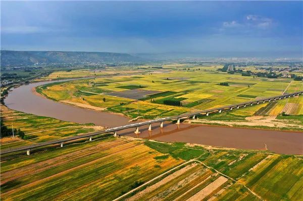 黄土高原以南,秦岭以北,是关中盆地,八百里秦川——渭河平原,沃野千里