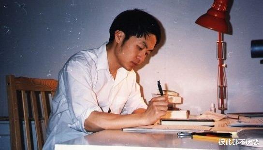 1956年,顾城出生在北京一个诗人家庭,父亲的熏陶,顾城5岁就开始写诗.