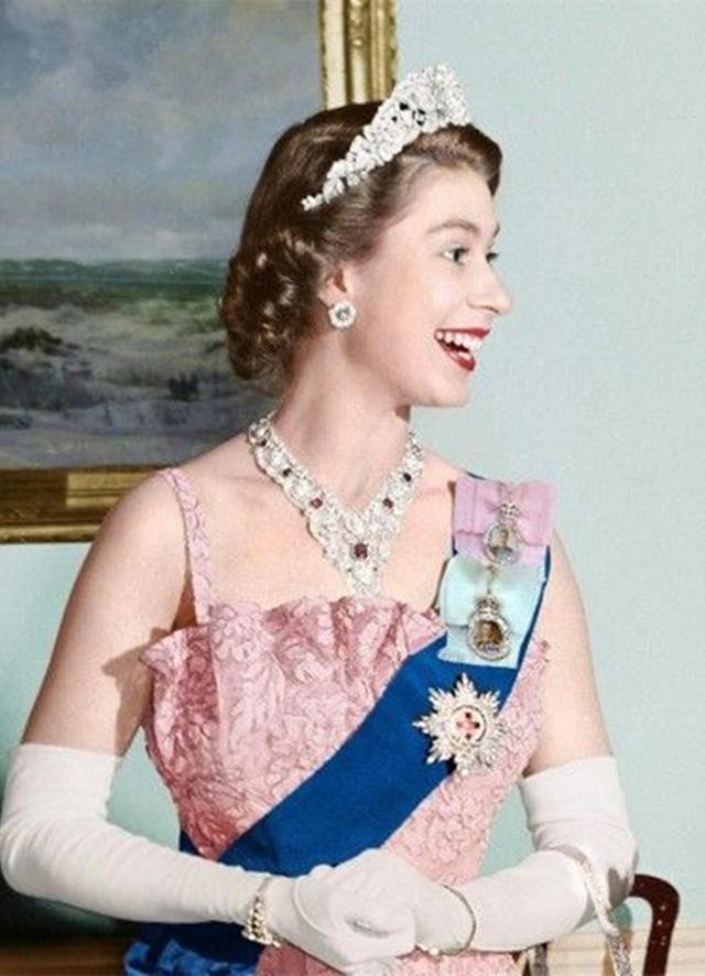 英国女王伊丽莎白二世全称为托上帝洪恩,大不列颠及北爱尔兰联合王国