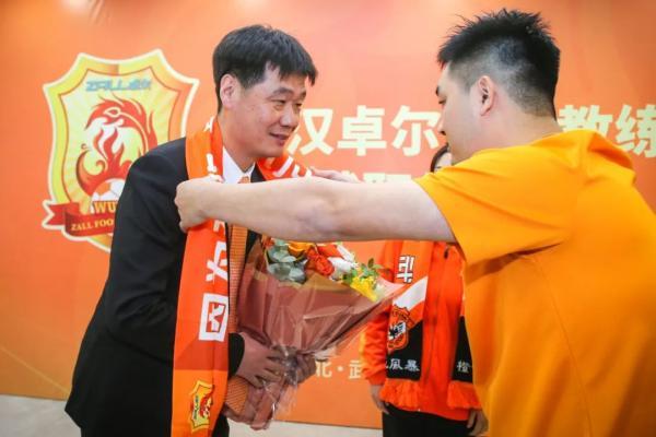 田旭东董事长在致辞中表示,在中国足协"新政"体系下,中国职业足球如何