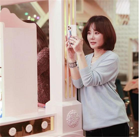 蔡琳高梓淇离婚后同时发文,称呼由"太太"换成"礼物妈妈"