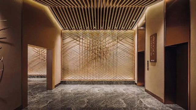 一走进酒店大堂,随性的竹天花吊顶,独特的竹编纹样和斑驳的光影,令人