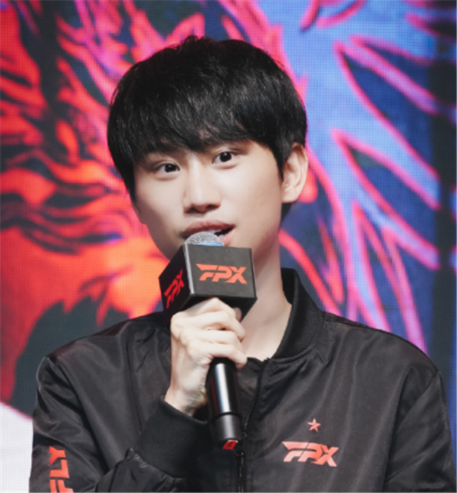 fpx没给队内核心金咕咕庆生却为v5选手办仪式老板直接被爆破