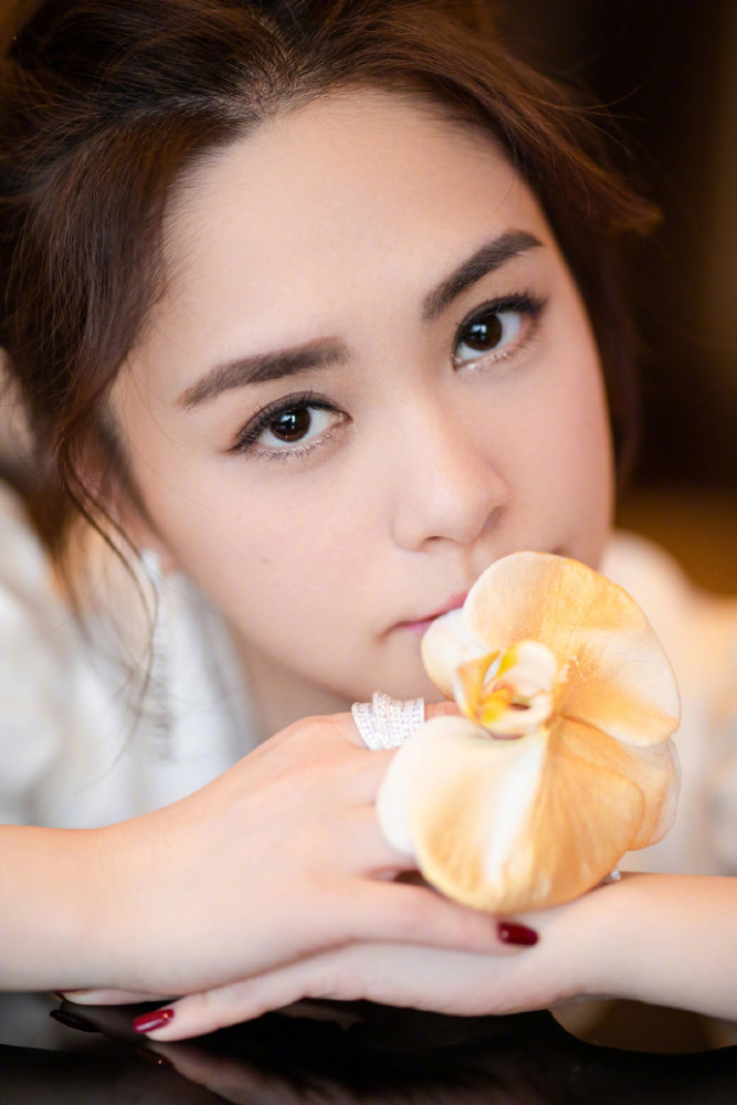 阿娇钟欣潼一袭白裙装扮清新雅致,明媚动人,娇美颜值依旧在线