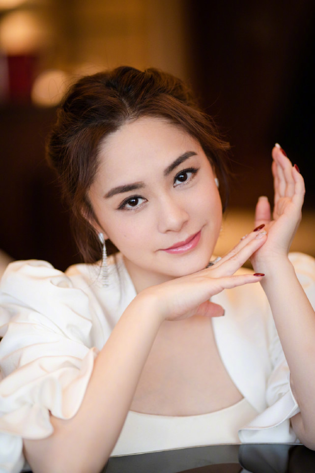 阿娇钟欣潼一袭白裙装扮清新雅致明媚动人娇美颜值依旧在线