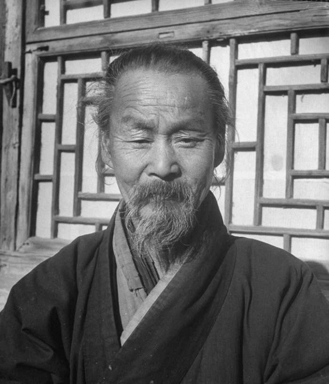 一年来了个老头借住在朝天观,老头鹤发童颜精神矍铄气质不凡,恰巧老头