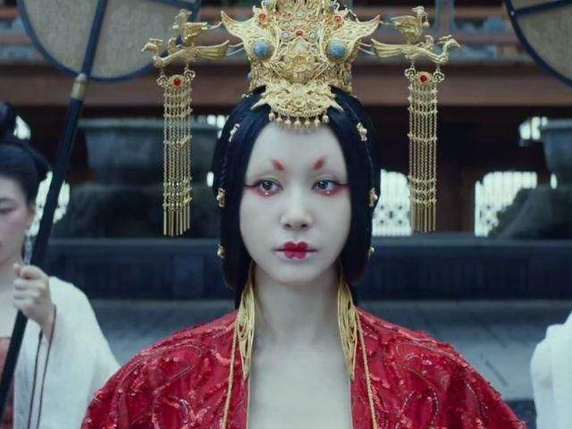 这妆容就很日式,如果蚕眉位置再高一指,头发垂直放下来,就更好了她把