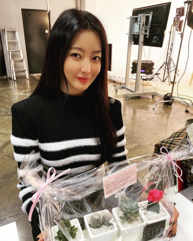 神话女主金喜善晒素颜43岁仍有少女感不愧韩国第一美女