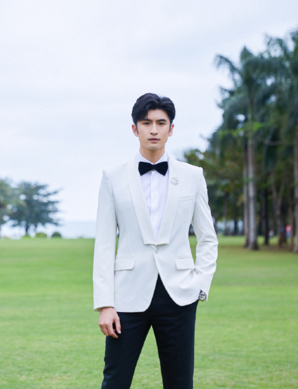 张云龙拍摄时尚大片,穿灯芯绒套装尽显高挺身材,果真是贵公子
