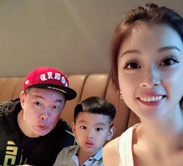 康康喊话小18岁娇妻一起卖鸭头,儿女长相随爸