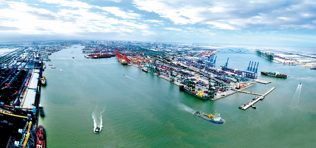 天航局滨海公司实施的天津港 30 万吨级航道工程