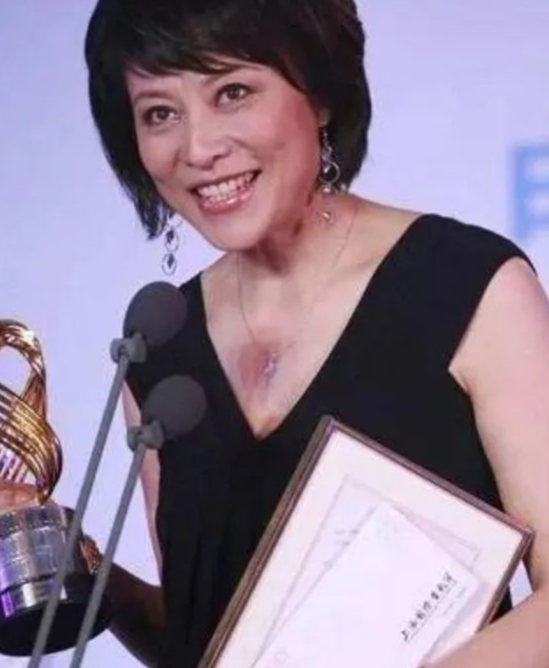 她是张嘉译的前妻患癌后遭丈夫抛弃今女儿靠跑龙套养她岳红