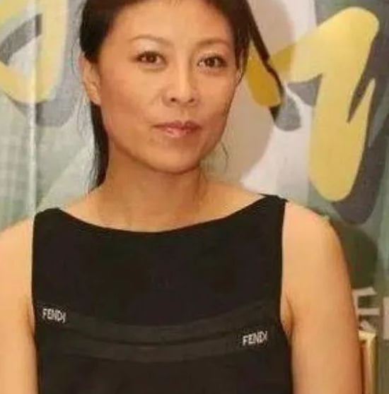 她是张嘉译的"前妻",患癌后遭丈夫抛弃,今女儿靠跑龙套养她_岳红_腾讯