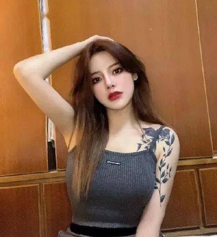 "谁不喜欢又a又飒的小姐姐,这一波颜值杀太可了!"哈哈哈