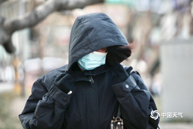 寒潮来袭聚焦北京街头行人速冻下的表情