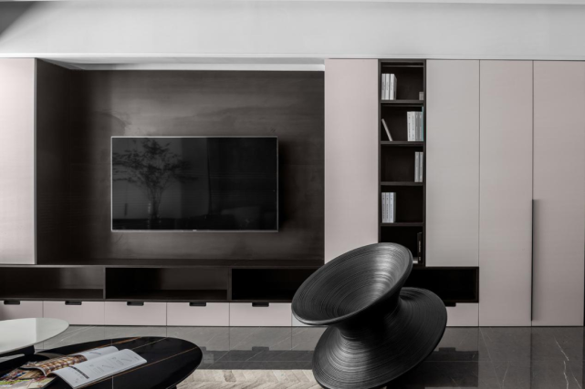 电视墙定定制柜的设计,黑色柜格 粉白色的柜门组合,也是显得更加