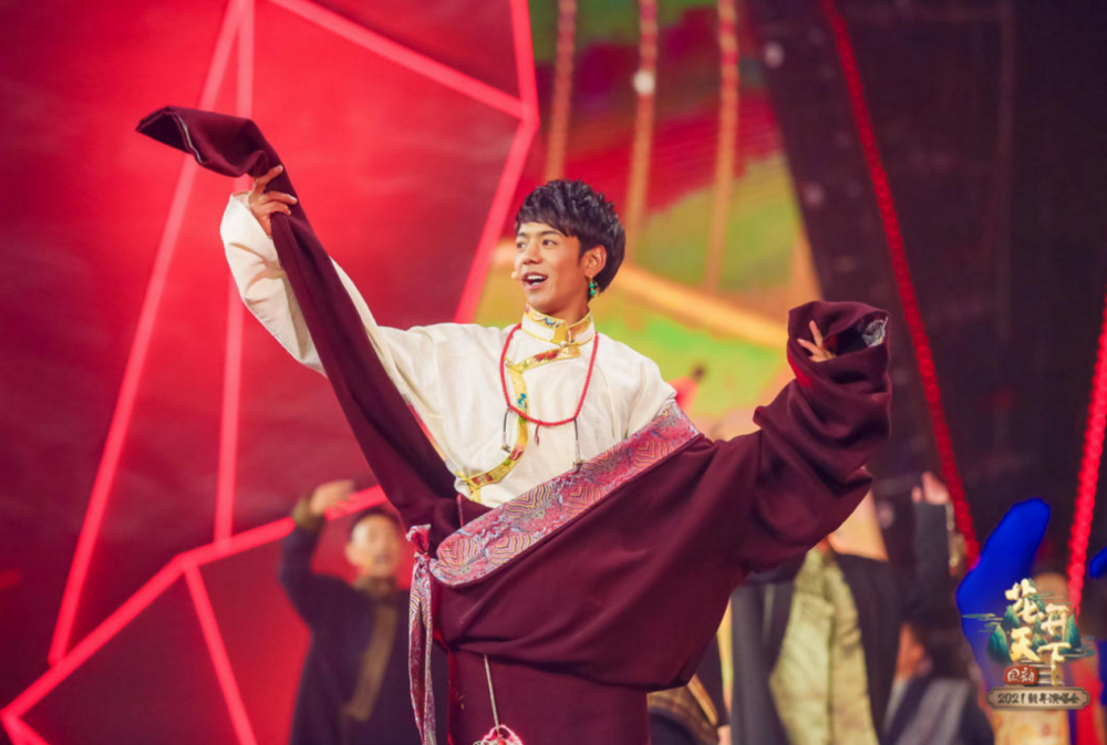 康巴风情耀花开川台新年演唱会丁真携理塘小伙伴首登舞台