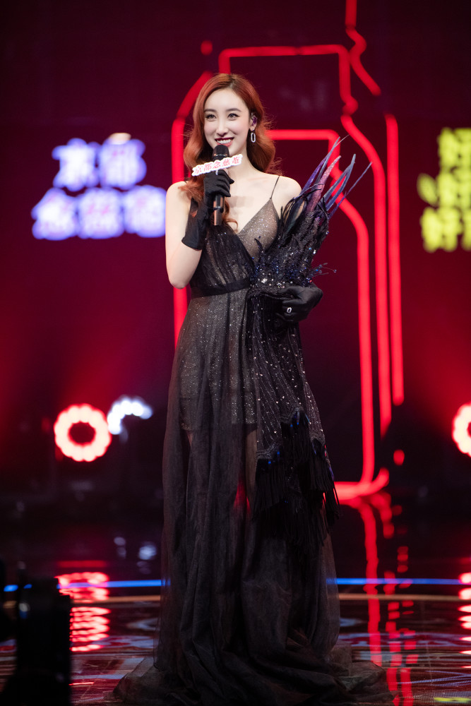 许靖韵《蒙面唱将猜猜猜》成功揭面 献唱《一生所爱》《真实》_腾讯