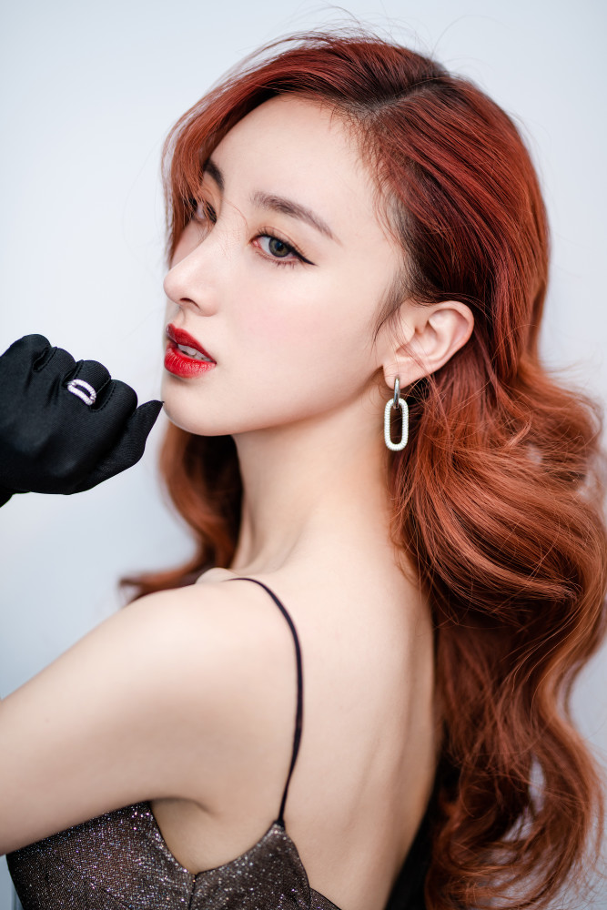 当晚,许靖韵在微博发文,回忆曾在网络上蒙面唱歌一年,对于蒙面唱歌的