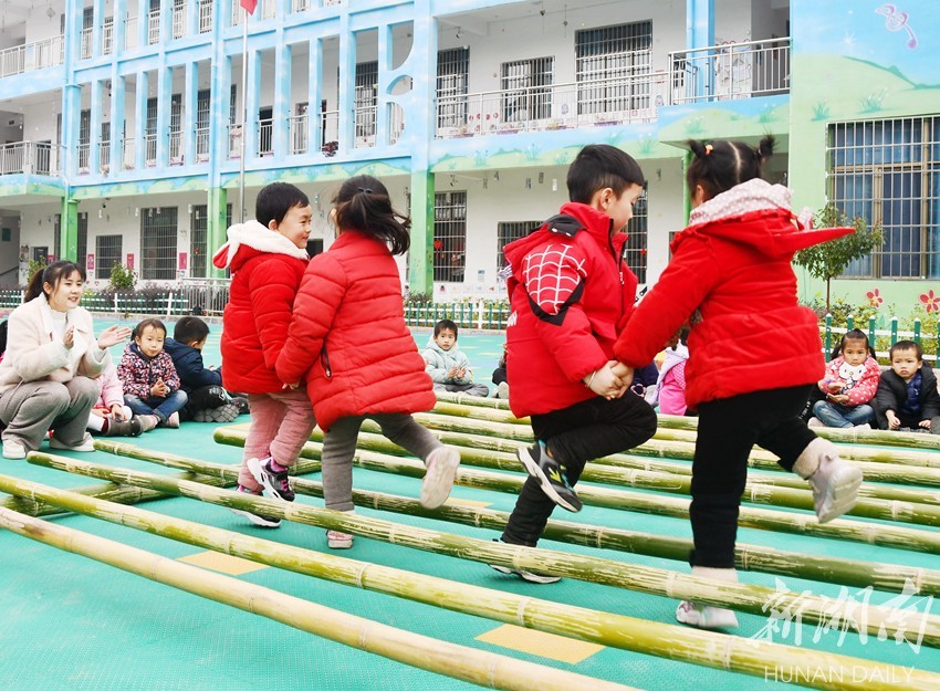 入冬后,江永县潇浦镇允山中心幼儿园在活动课中开设篮球操,竹竿舞等