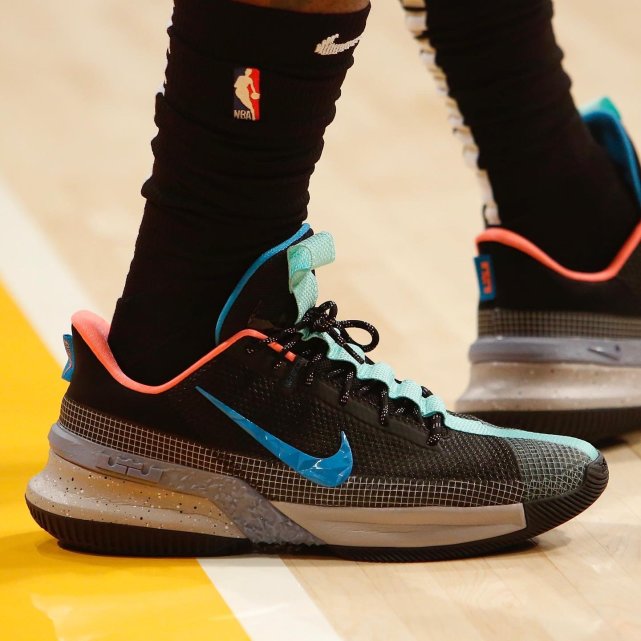 球鞋速递:詹姆斯一天上脚两双球鞋,cj闪击7圣诞节配色亮眼!