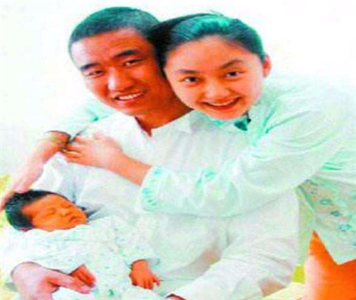 丛飞夫妇女儿:五岁成孤儿,由外公带大,今晒出美照,长得很漂亮