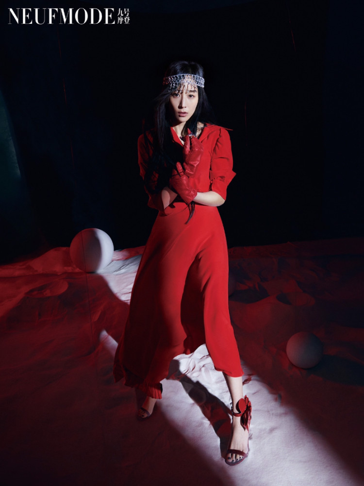 张钧甯九号摩登封面大片来袭红裙长发化身复古美人