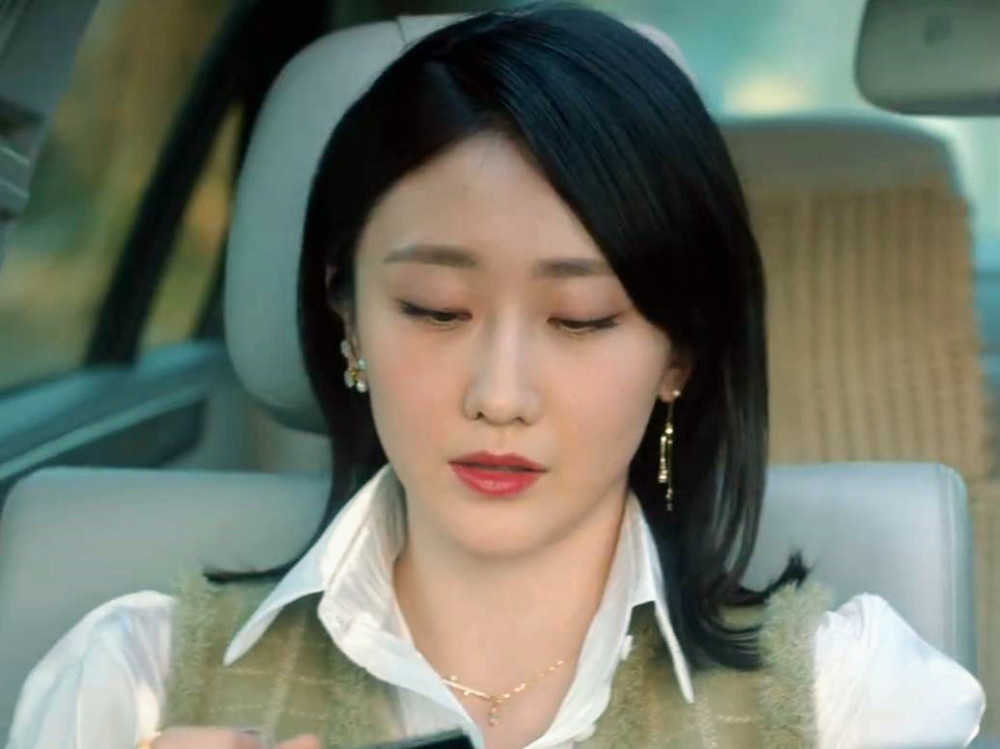 后来白小莲下令害死了邓耀先,差点杀死罗欣然,而后来鲁