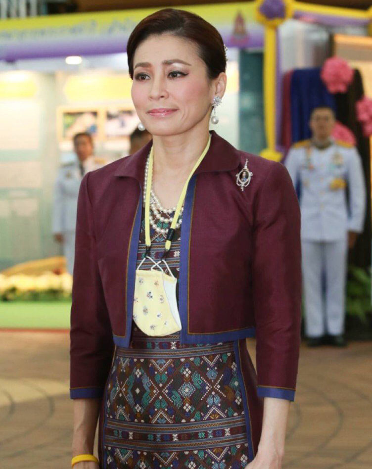 为了国王,苏提达王后把自己打扮成中年妇女,国王却宠爱