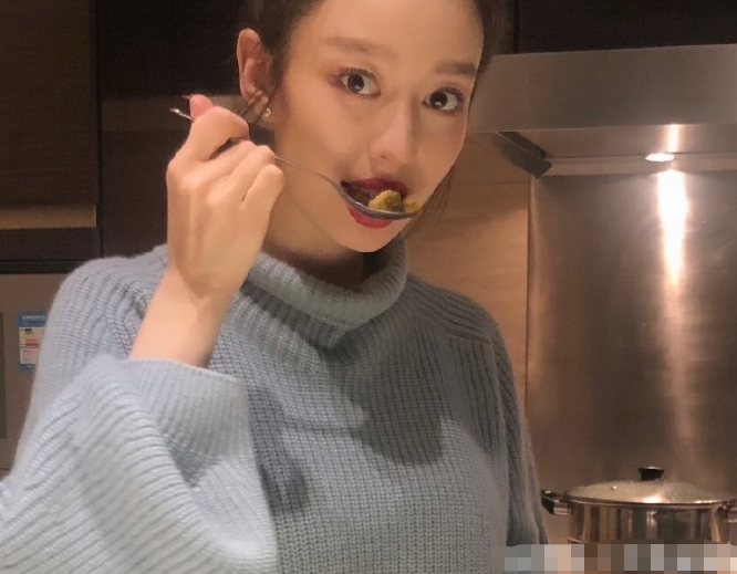 吉娜怀孕7个月不显怀上热搜人民日报公开批评网友说得好