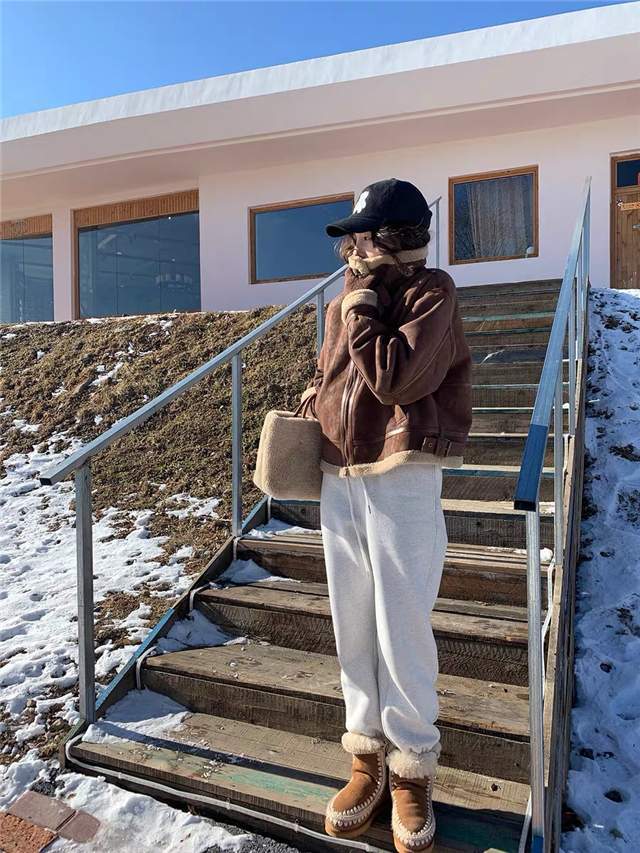 九分针织奶奶裤在搭配上比较宽泛,可以搭配不同的短外套穿着,比如双面