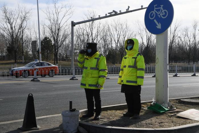 12月29日,大风中在通州六环西侧路执勤的协管员.