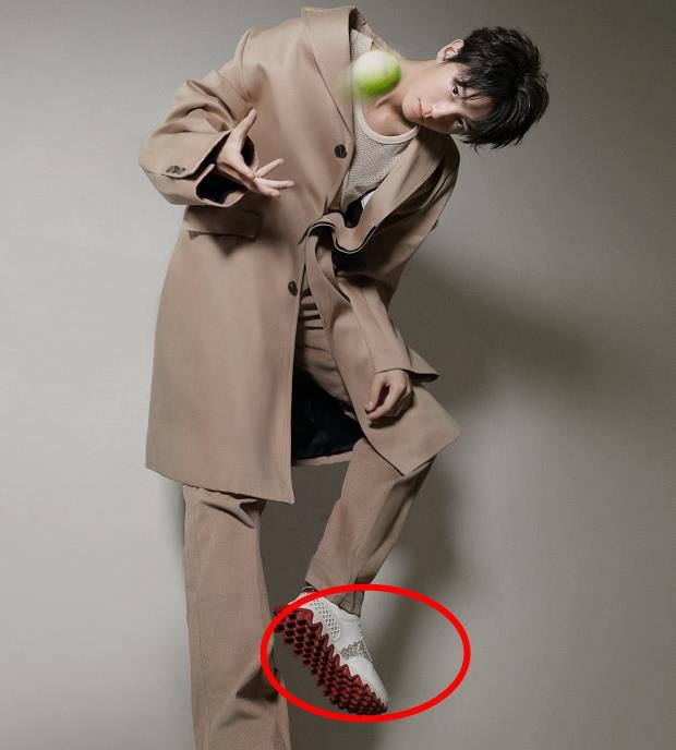 看到接下来王俊凯穿的每一件衣服,鞋子以及拍摄时的道具,会发现整个