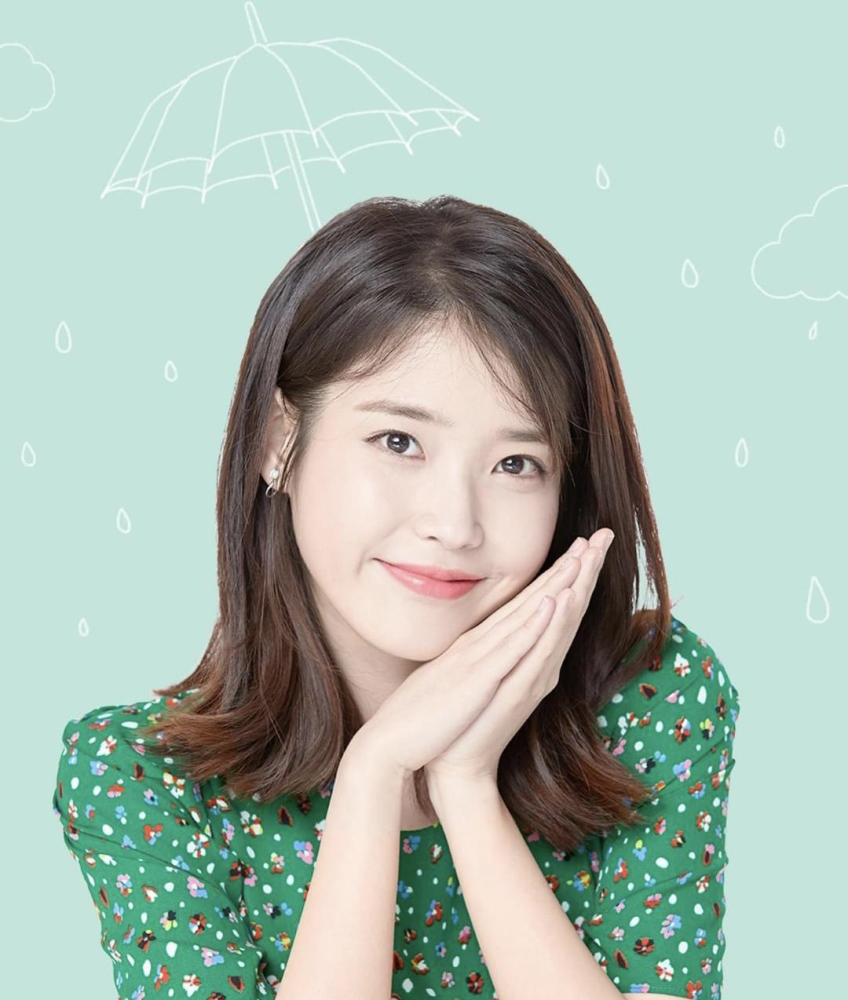 iu身穿一条绿色的碎花裙子超级的甜美淑女,本来长相就很甜美的她,穿上