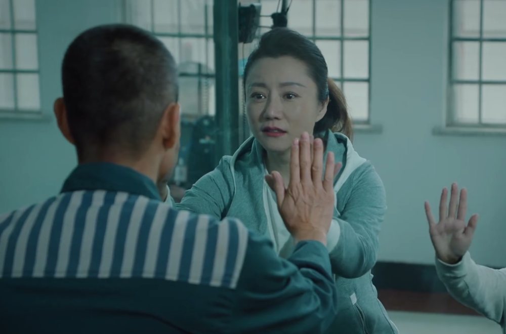 米振东做出的第一个反应就是与老婆童小娟离婚,听闻