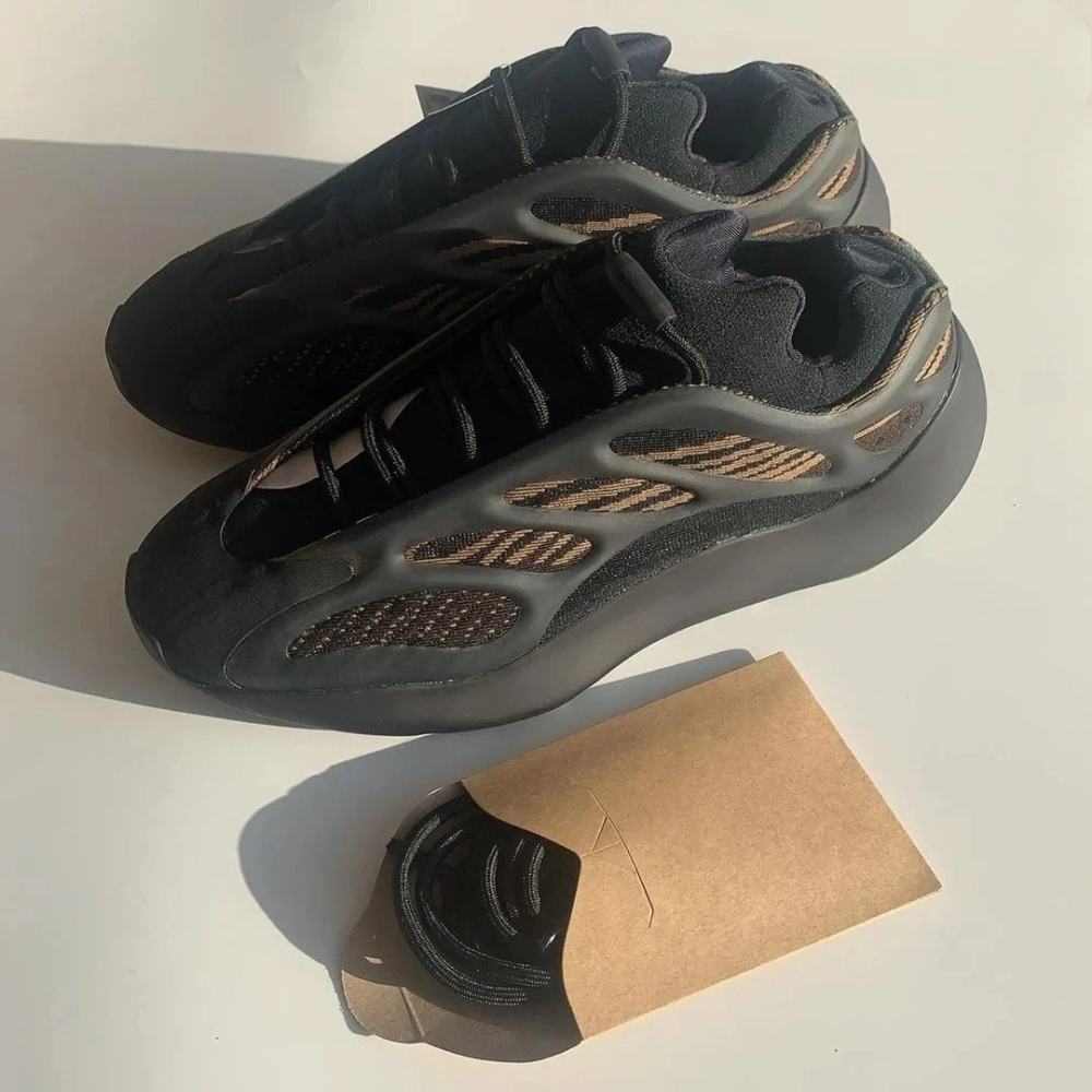 全新椰子 adidasyeezy700v3"clay brown"黑铜