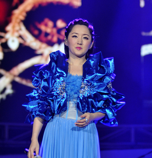 杨钰莹这么大岁数还是有颗少女心穿公主裙唱歌看着真挺嫩的