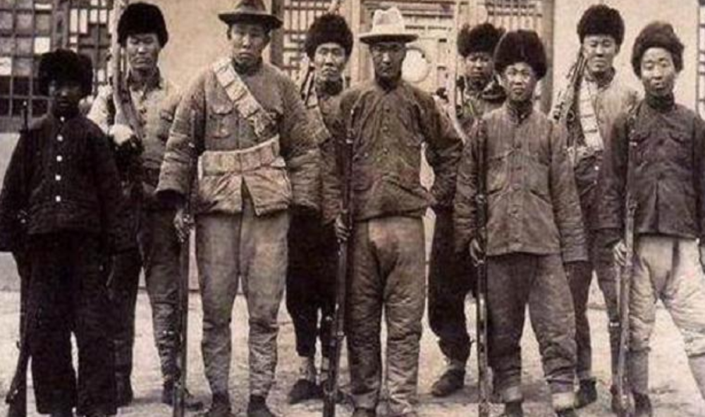 他成为土匪倒不是被生活所迫,而是因为特殊的家庭原因,咱们可以把他当