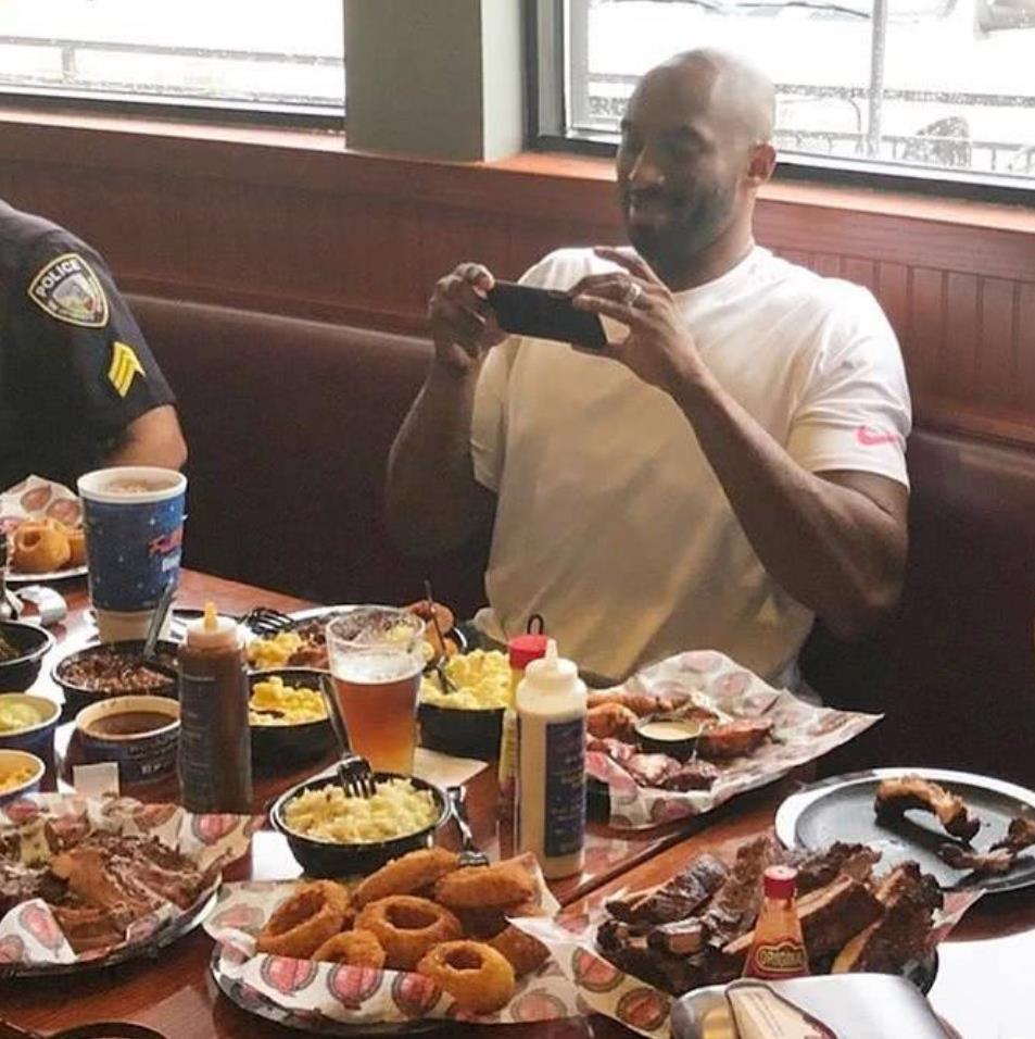 先来一个小故事:"有一天科比和詹姆斯在一家餐厅吃饭,媒体找到了