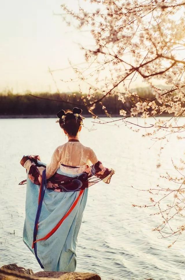 贺铸很有名的一首词,全词美如画境,后三句更是成