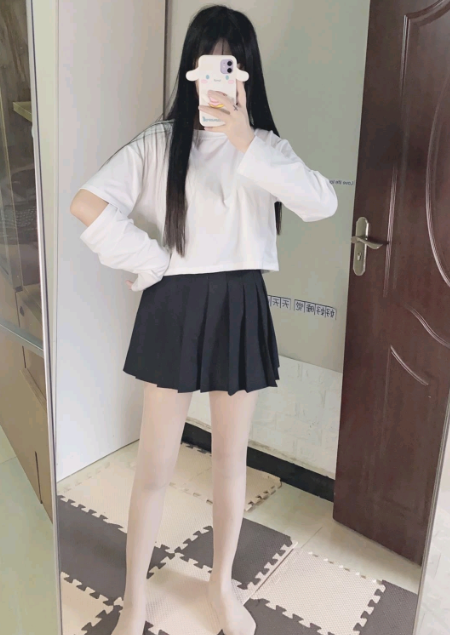 女装大佬深夜出门,街头掀裙自拍不雅照,漫迷:他配叫coser?
