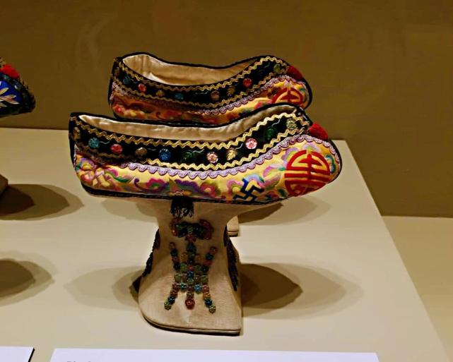 清朝妃嫔为何要穿走不稳的花盆底